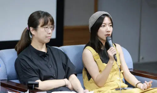 陳妤(右)與經紀人劉恬恬(左)首度同台,坦言曾爭執,但感謝彼此始終陪伴,攜手前行。(圖/台語台提供) ▲陳妤(右)與經紀人劉恬恬(左)首度同台,坦言曾爭執,但感謝彼此始終陪伴,攜手前行。(圖/台語台提供)