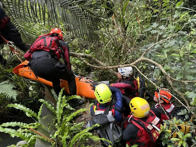 ▲新竹縣五峰鄉溪谷再發生溺水事故，消防人員克服崎嶇地形與湍急水流，成功將落水者救援上岸。（圖／翻攝畫面)