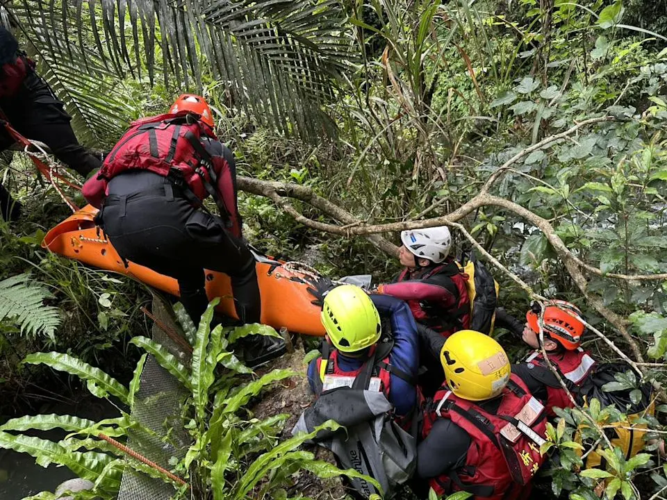 ▲新竹縣五峰鄉溪谷再發生溺水事故，消防人員克服崎嶇地形與湍急水流，成功將落水者救援上岸。（圖／翻攝畫面)