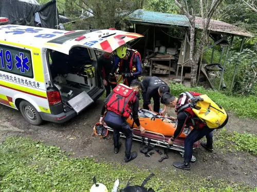 新竹縣五峰鄉溪谷再發生溺水事故,消防人員克服崎嶇地形與湍急水流,成功將落水者救援上岸。 ▲新竹縣五峰鄉溪谷再發生溺水事故,消防人員克服崎嶇地形與湍急水流,成功將落水者救援上岸。(圖/翻攝畫面)
