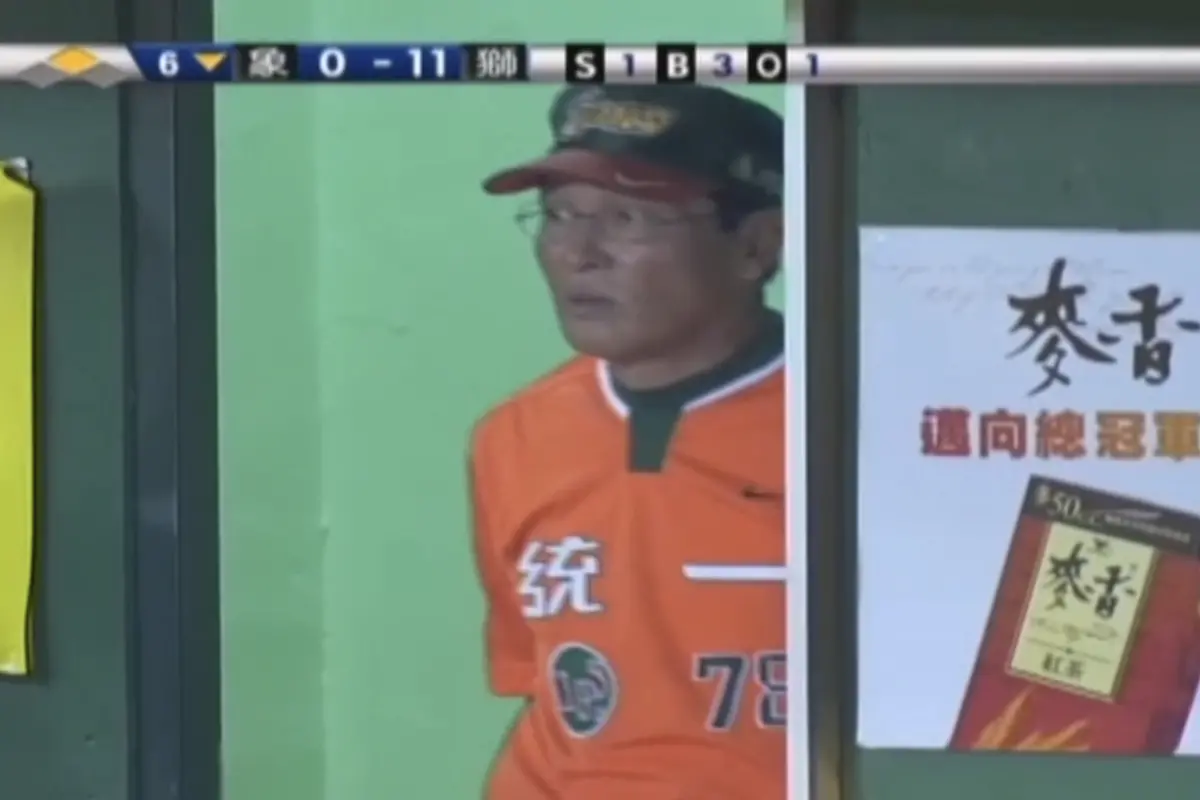 ▲大橋穣曾捲入震撼聯盟的「法律野球事件」，因為故意觸身球，而遭到當時效力於兄弟象隊的馮勝賢要求道歉，留下爭議的執教印記。（圖／截圖自CPBL TV）