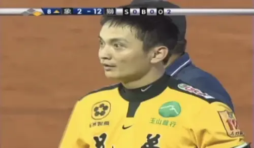 大橋穣親自召開記者會,向馮勝賢與大眾公開致歉,解釋盜壘決策源於避免重蹈落敗覆轍,並對比賽中不當指令表達遺憾。馮勝賢最終表示接受道歉,放棄提告,事件方告平息。 ▲大橋穣親自召開記者會,向馮勝賢與大眾公開致歉,解釋盜壘決策源於避免重蹈落敗覆轍,並對比賽中不當指令表達遺憾。馮勝賢最終表示接受道歉,放棄提告,事件方告平息。(圖/截圖自CPBL TV)