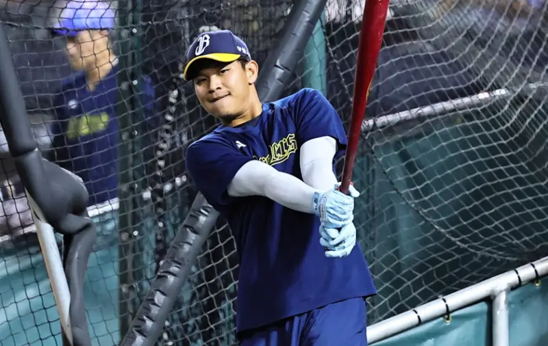 ▲中信兄弟張仁瑋單場3安貢獻，老大哥王威晨賽後盛讚張仁瑋表現，笑說他在守位多功能性同時，還能打出好成績。（圖／中信兄弟提供）