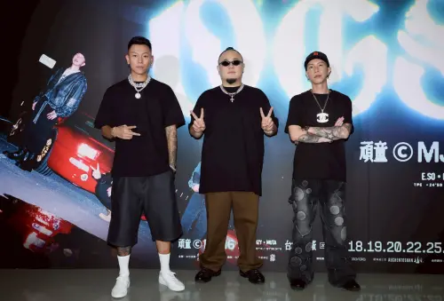 ▲頑童MJ116為了台北小巨蛋的7場表演,上個禮拜就住在附近的飯店,沒有回家過夜,瘦子(左)戲稱自己「拋妻棄子」。(圖/記者嚴俊強攝) ▲頑童MJ116為了台北小巨蛋的7場表演,上個禮拜就住在附近的飯店,沒有回家過夜,瘦子(左)戲稱自己「拋妻棄子」。(圖/記者嚴俊強攝)