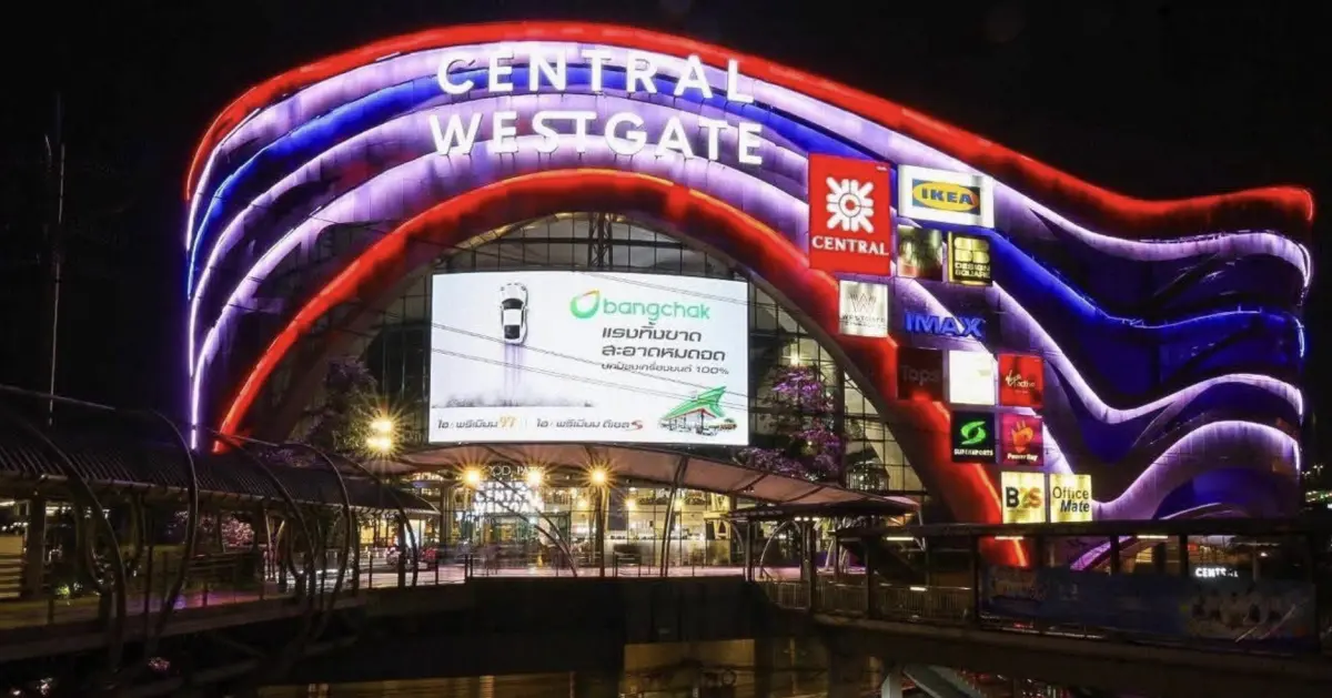 ▲在曼谷（Bangkok）著名地標8世王橋（Rama VIII Bridge）與尚泰百貨（Central Department Store）周邊，可以清楚看到泰國國旗高掛。（圖／翻攝自臉書）