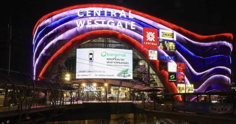 ▲在曼谷（Bangkok）著名地標8世王橋（Rama VIII Bridge）與尚泰百貨（Central Department Store）周邊，可以清楚看到泰國國旗高掛。（圖／翻攝自臉書）