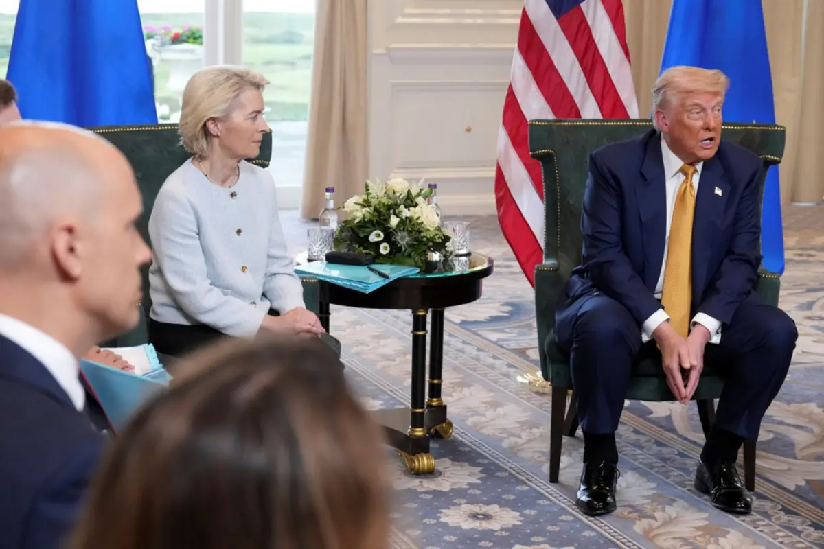 ▲美國總統川普與歐盟執委會主席范德賴恩進行會談，隨後便宣布，美國與歐盟已達成貿易協議框架，進口美國的歐盟商品將會被徵收15%，而歐盟則將向美國投資6000億美元等等。（圖／美聯社／達志影像）