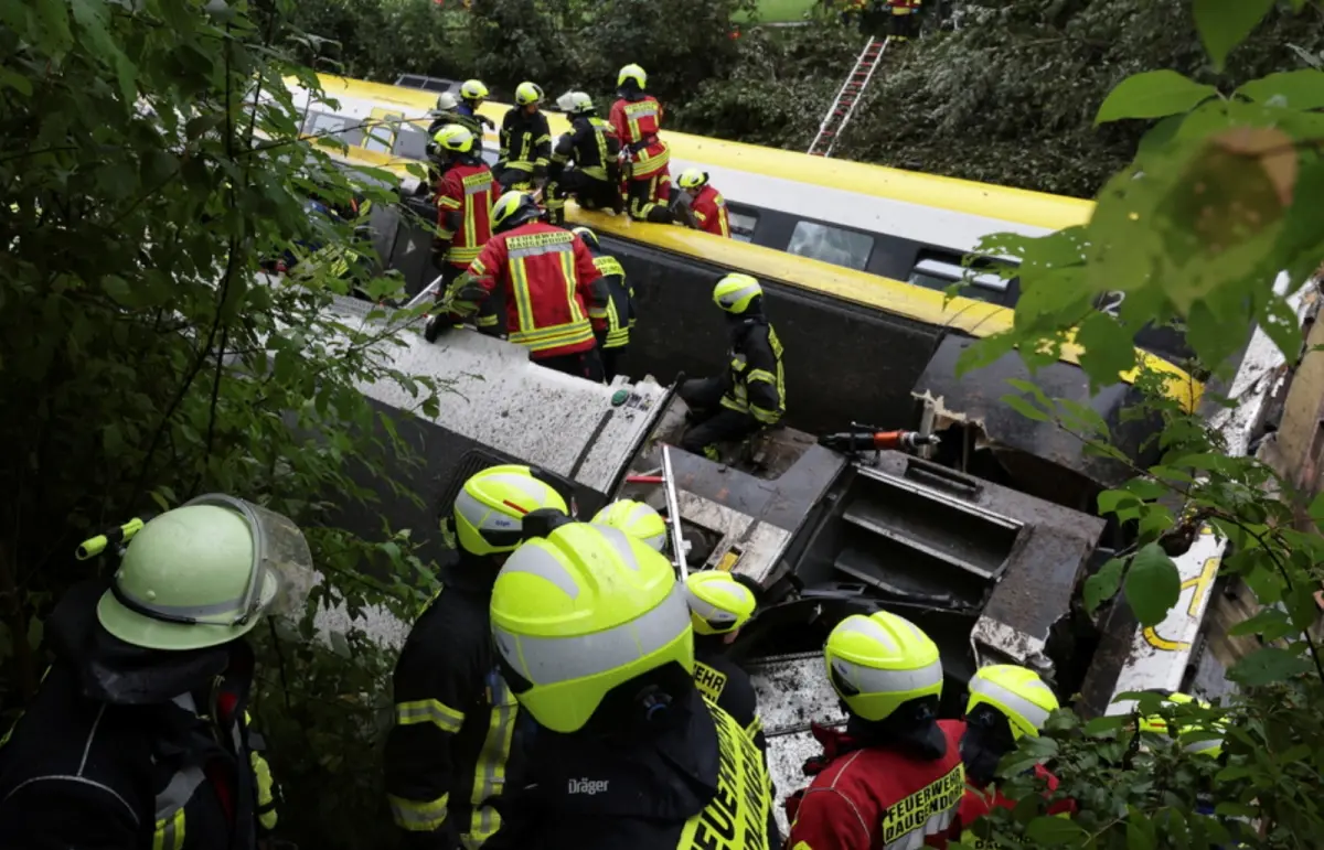 ▲德國南部當地時間27日發生火車脫軌、造成人員傷亡的事故。（圖／美聯社／達志影像）