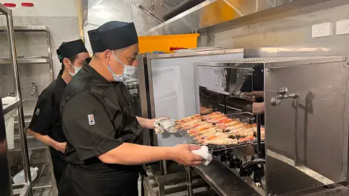 ▲業者導入星級主廚現做料理,由專業餐飲團隊打造完整菜單與出餐流程。(圖/賓士KTV高雄台鋁店提供) ▲業者導入星級主廚現做料理,由專業餐飲團隊打造完整菜單與出餐流程。(圖/賓士KTV高雄台鋁店提供)