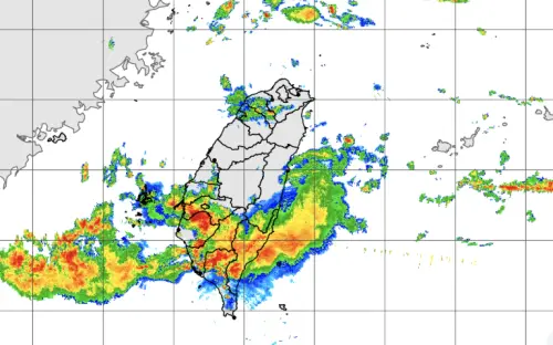 ▲台灣處於大低壓帶中，隨著西南風增強，一波波對流雲系衝進台灣陸地。（圖／中央氣象署）