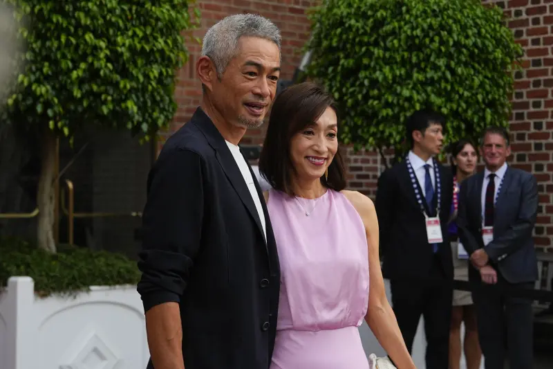 ▲日本棒球傳奇鈴木一朗入選美國棒球名人堂，以全英文演說感謝妻子弓子支持，坦言曾被嗆「別讓日本丟臉」，也分享退休後與妻子吃熱狗看球的溫馨日常。（圖／路透／達志影像）