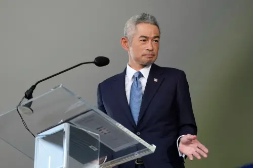 日本旅美傳奇球星鈴木一朗於今(28)日正式參加在美國紐約州古柏鎮舉辦的棒球名人堂入選表彰典禮。由於天候影響,典禮延後約一小時才正式開始,但這絲毫不減現場氣氛。(圖/美聯社/達志影像) ▲日本旅美傳奇球星鈴木一朗於今(28)日正式參加在美國紐約州古柏鎮舉辦的棒球名人堂入選表彰典禮。由於天候影響,典禮延後約一小時才正式開始,但這絲毫不減現場氣氛。(圖/美聯社/達志影像)