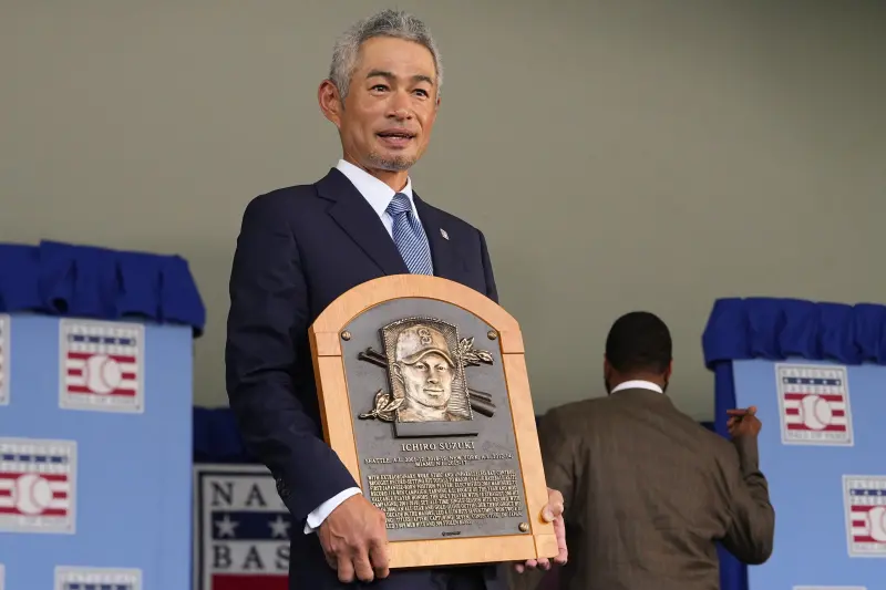 ▲鈴木一朗正式入主美國棒球名人堂，成為首位獲此殊榮的亞洲球員，他在典禮上以全英文致詞感性致謝，並幽默吐槽前東家馬林魚隊「我根本沒聽過這支球隊」，引爆現場笑聲。（圖／路透／達志影像）