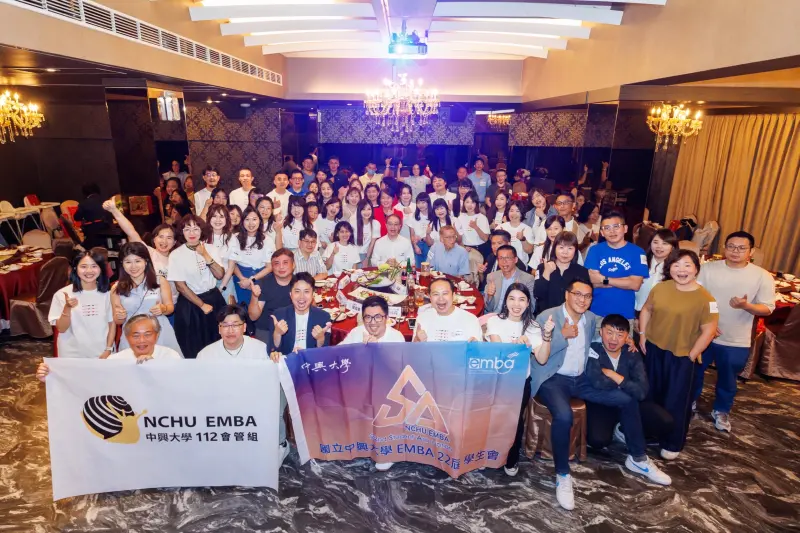▲興大EMBA會管組舉辦一年一度「世代會」，吸引各屆學長姐歡聚一堂，高喊「加入會管、事業翻轉」。（圖／主辦單位提供）