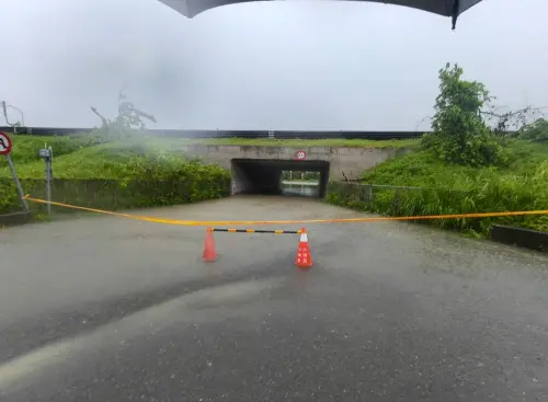 ▲嘉義積淹水道路封閉（圖／翻攝自蔡易餘臉書）