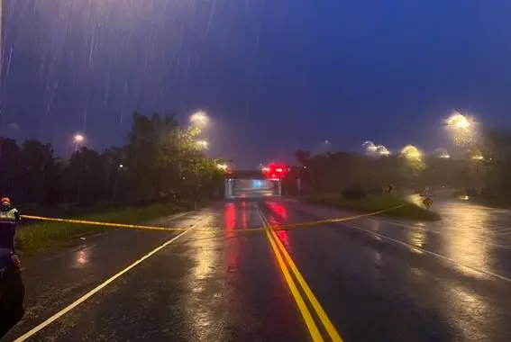 ▲嘉義清晨起下起豪大雨，已有多處開始積淹水，警方已拉起封鎖線，並提醒用路人改道。（圖／翻攝畫面）