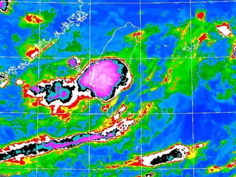 ▲今天「西南風增強」，從清晨開始，中南部上空就不斷有對流發展。（圖／鄭明典臉書）