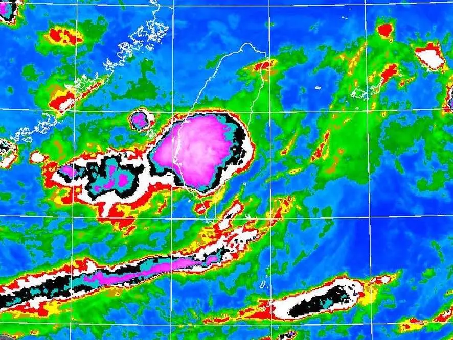 ▲今天「西南風增強」，從清晨開始，中南部上空就不斷有對流發展。（圖／鄭明典臉書）