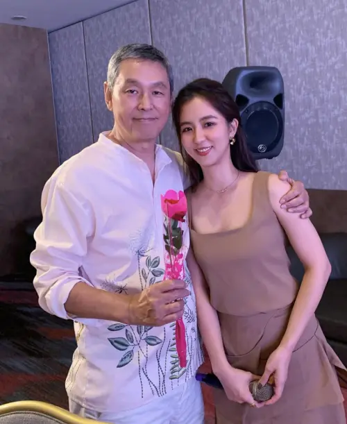 ▲周曉涵的爸爸非常凍齡，兩人站在一起完全不像父女。（圖／翻攝自周曉涵IG）