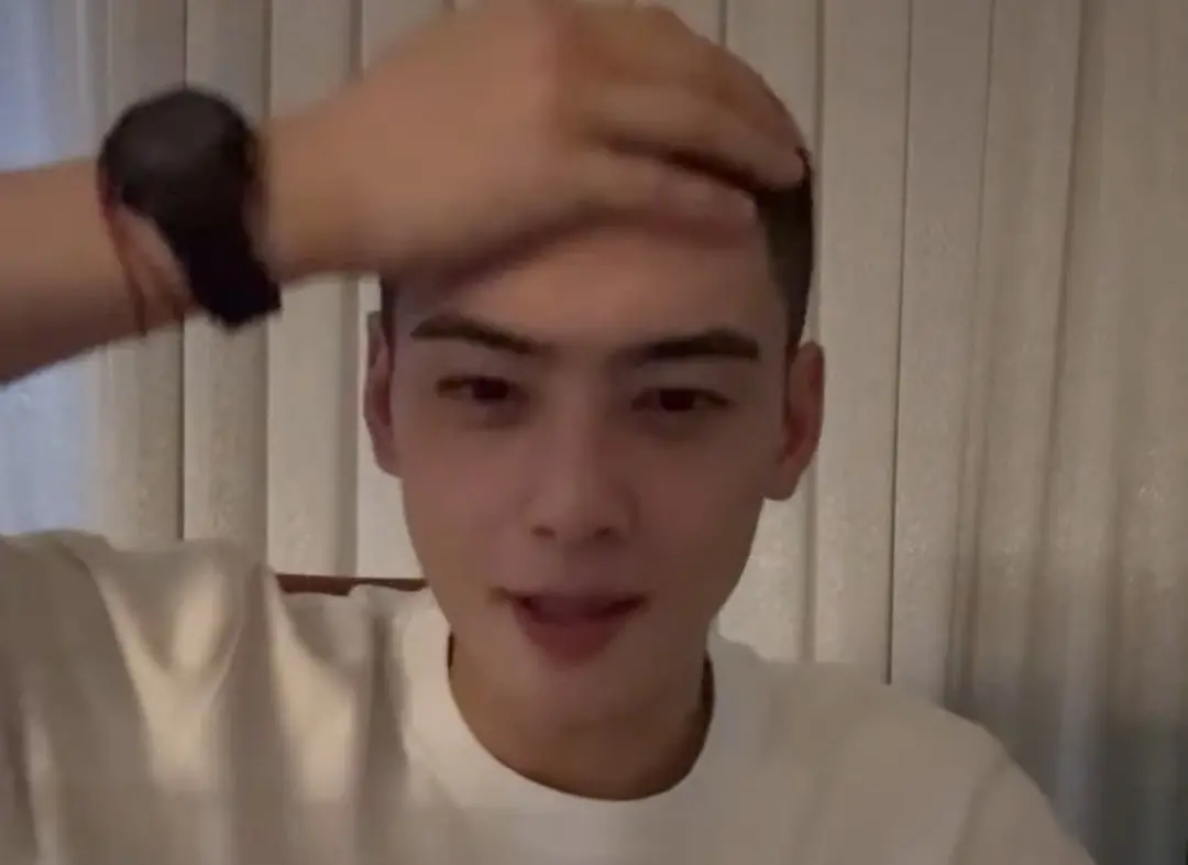 ▲ASTRO成員車銀優今天當兵，他上傳多張剃頭照、開直播道別，粉絲很捨不得。（圖／차은우 CHAEUNWOO YouTube）