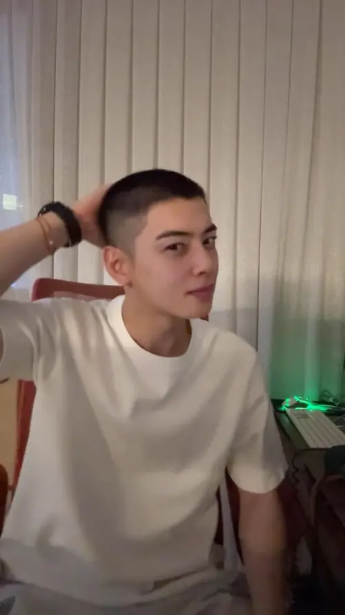 ▲車銀優說這是他自3歲後，第一次剪這麼短的頭髮。（圖／차은우 CHAEUNWOO YouTube）