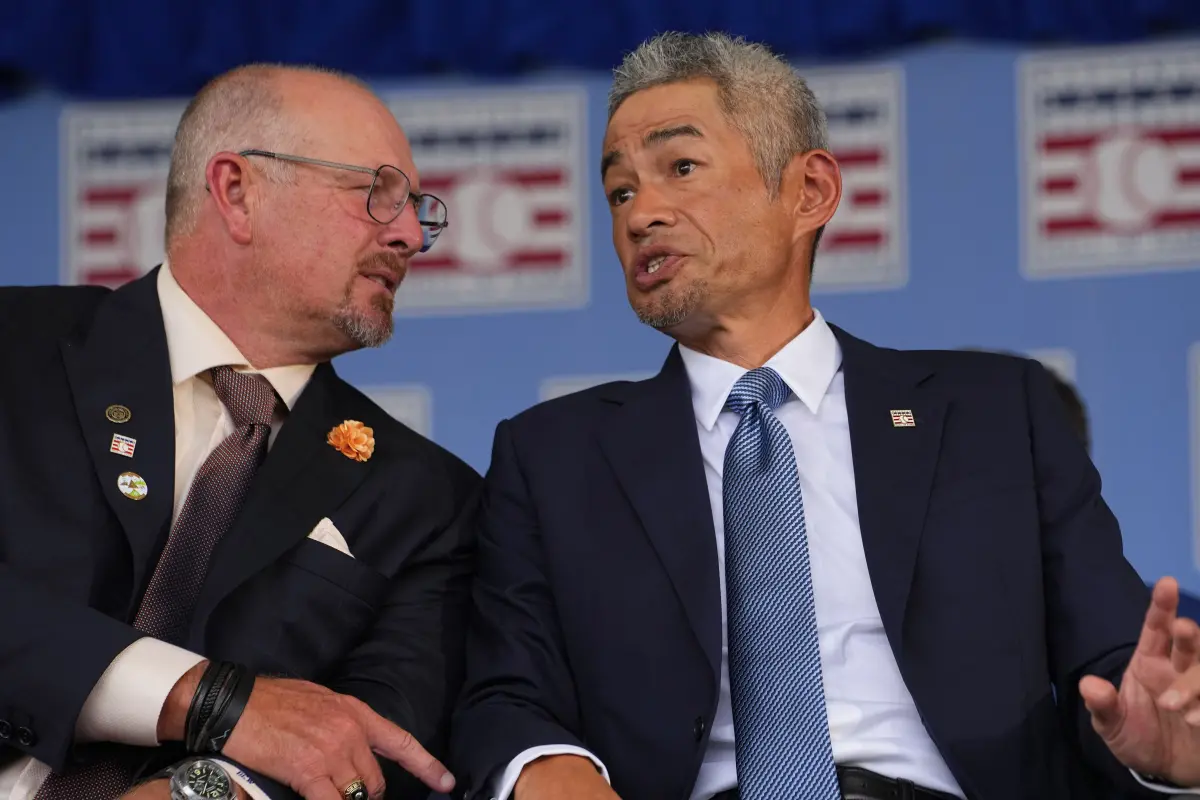 ▲鈴木一朗正式入選美國棒球名人堂，成為首位獲此殊榮的亞洲球員。他在表揚典禮中以全英文發表19分鐘演說展現幽默魅力，美國媒體人也驚訝發現，一朗退役後性格大變，從冷面職人轉變為親切暖男。（圖／路透／達志影像）