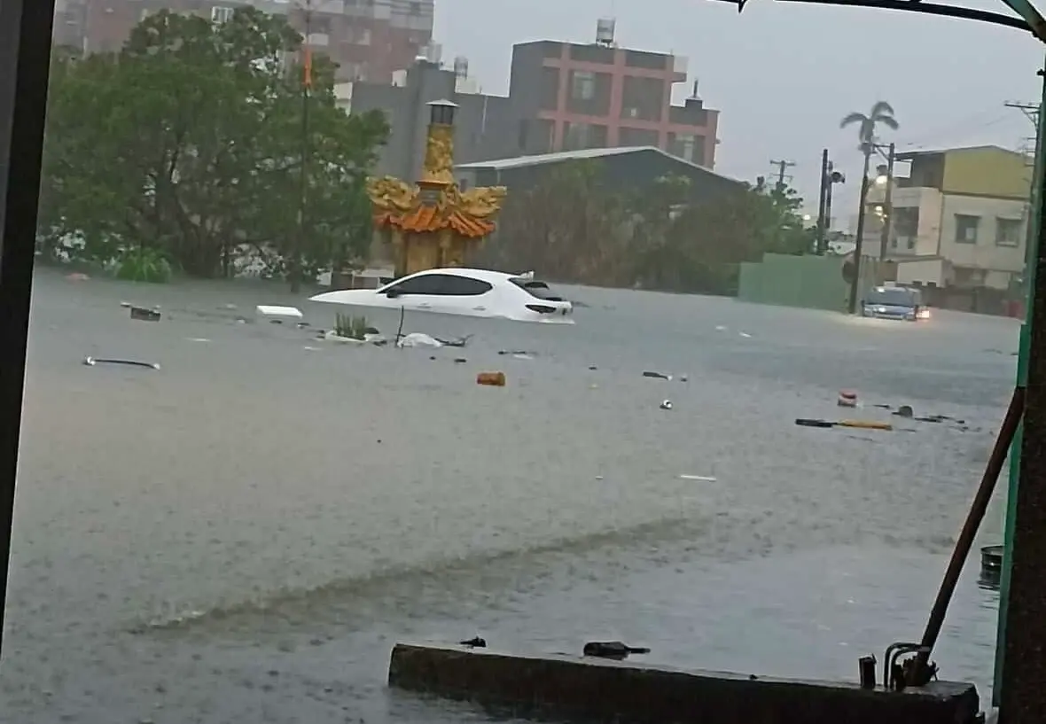 ▲嘉義太保市後潭平安宮水淹將近半個車身高。（圖／爆料公社）