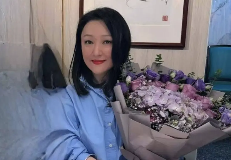 ▲54歲甄楚倩曾經是香港紅牌歌手，退出樂壇後經商，卻因碰上金融風暴欠債需要復出，咬牙全裸拍三級片轉型，不料踢到鐵板，之後消失在娛樂界24年。有粉絲上傳她過54歲生日的照片，只見她的狀態仍保養不錯，頗為凍齡。（圖／摘自小紅書）