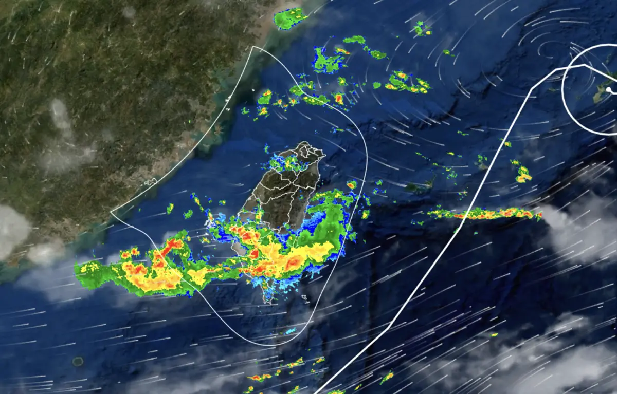 ▲低壓帶、西南風的威力驚人，短時間帶來的雨勢強度不輸颱風，且台灣這波雨勢，可能持續到週末。（圖／翻攝NCDR）
