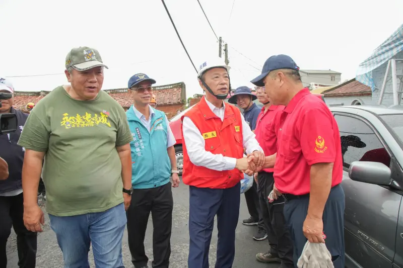 ▲中南部近期飽受水患所苦，翁章梁四處勘災。（圖／翻攝翁章梁臉書）