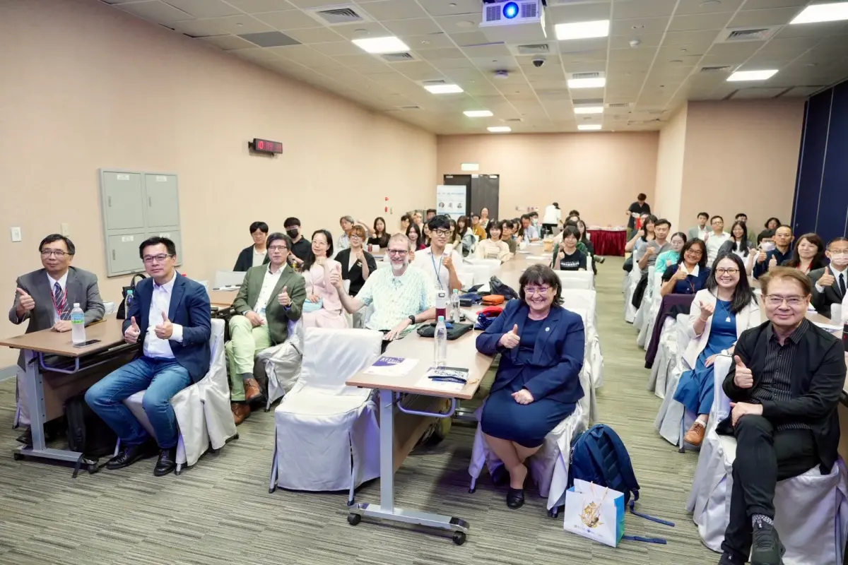 ▲圖右至左分別為日本東京醫科大學教授落谷孝広、匈牙利賽梅維斯大學教授Edit Buzás、加拿大麥克馬斯特大學教授Jonathan Dushoff、台大醫學院教授沈湯龍、台大醫學院院長倪衍玄。（圖／畢翔攝）