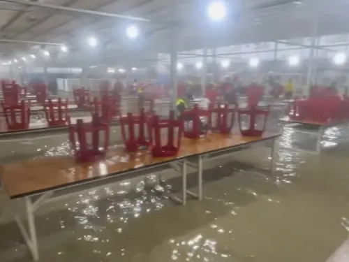 嘉義台積電AP7淹水。(圖/Threads@@cheng.___27) ▲台積電AP7工務所積淹水情形嚴重,桌子泡在水裡,塑膠椅則已全數被搬上桌。(圖/Threads@@cheng.___27)