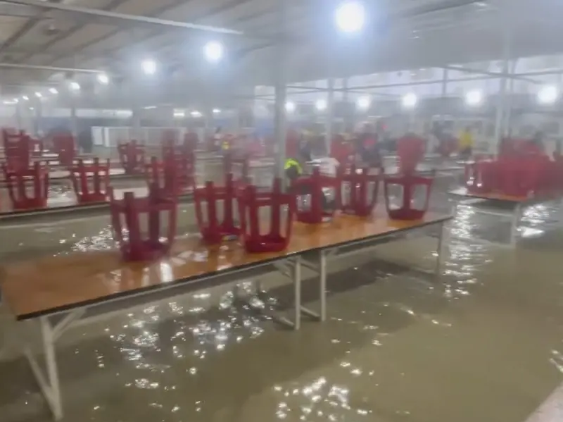 ▲台積電AP7工務所積淹水情形嚴重,桌子泡在水裡,塑膠椅則已全數被搬上桌。(圖/Threads@@cheng.___27)