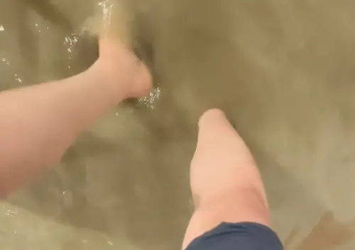 嘉義台積電AP7也淹起水,有民眾前往上班只好捲起褲管狼狽上工。(圖/Threads@@cheng.___27) ▲嘉義台積電AP7也淹起水,有民眾前往上班只好捲起褲管狼狽上工。(圖/Threads@@cheng.___27)