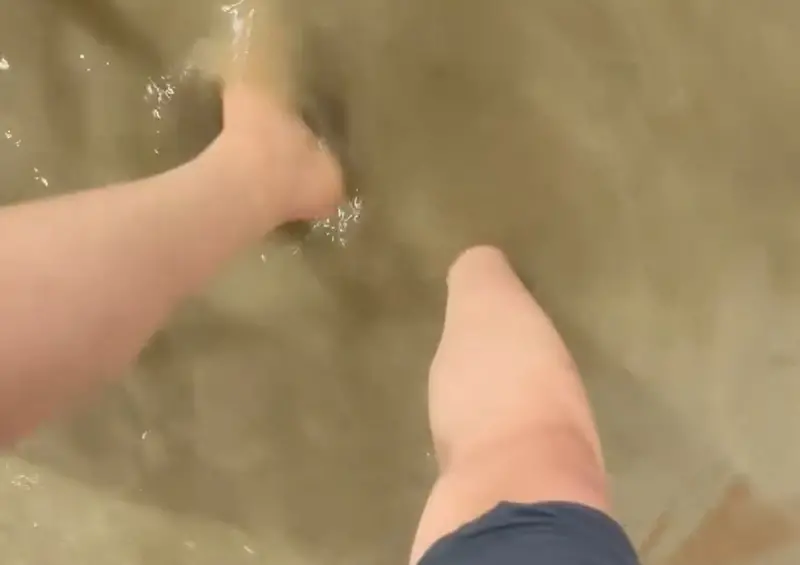 ▲嘉義台積電AP7也淹起水,有民眾前往上班只好捲起褲管狼狽上工。(圖/Threads@@cheng.___27)
