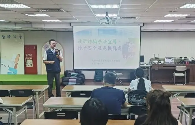 ▲ 為提升牙醫師識詐、防詐知能，高市少年隊27日前往高雄市牙醫公會舉辦反詐騙宣導講座。（圖／高市警局少年隊提供）