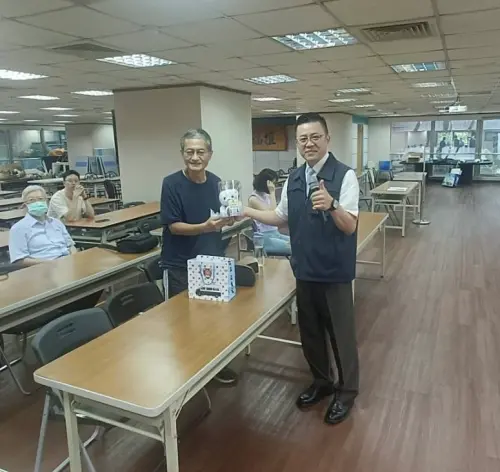 ▲高市少年隊長陳仁正至牙醫師公會宣導-有獎徵答。(圖/高市警局少年隊提供) ▲高市少年隊長陳仁正至牙醫師公會宣導-有獎徵答。(圖/高市警局少年隊提供)