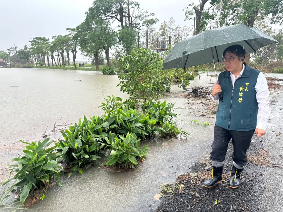 豪大雨造成後壁積淹水 黃偉哲趕赴現場關心居民安置情形