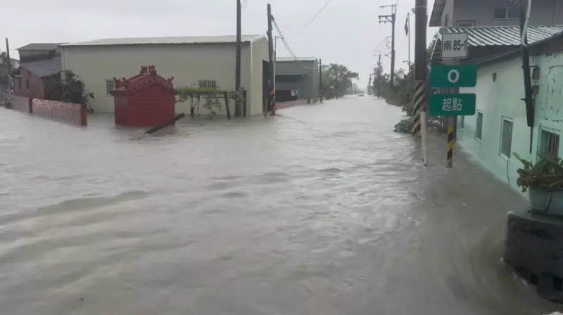 屋頂還沒修好雨又來！嘉義、台南泡水裡　居民嘆：屋漏偏逢連夜雨
