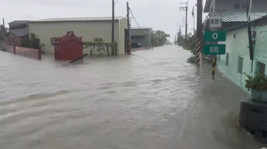 ▲丹娜絲颱風及致災性豪雨重創南部地區，健保署也說明相關健保費及部分負擔補助。（示意圖／翻攝自台南市議員王宣貿臉書粉專）
