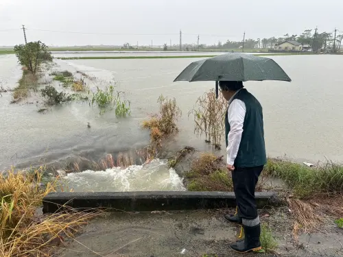 ▲ 豪大雨影響，台南市後壁區多處傳出積淹水情況。市長黃偉哲一早即趕赴現場瞭解災情。（圖／南市府提供）