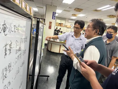 ▲ 黃偉哲前往收容安置中心，關心緊急協助撤離的居民。（圖／南市府提供）