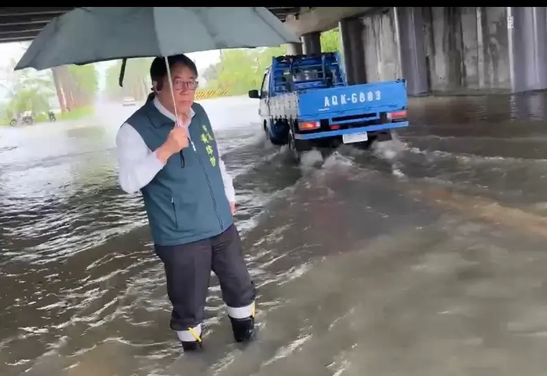 ▲台南後壁區出現積淹水，市長黃偉哲第一時間趕赴現場瞭解災情。（圖／台南市府提供）