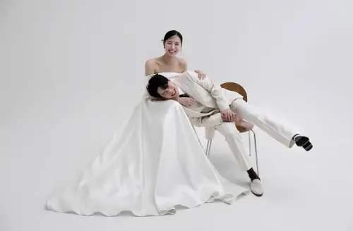 ▲崔妍秀(左)過去就是DICKPUNKS的粉絲,如今跟主唱金泰賢結婚。(圖/崔妍秀IG) ▲崔妍秀(左)過去就是DICKPUNKS的粉絲,如今跟主唱金泰賢結婚。(圖/崔妍秀IG)