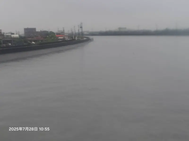 ▲嘉義縣荷苞嶼截至上午11點目前水位,快接近溢堤。(圖/蔡易餘辦公室提供)