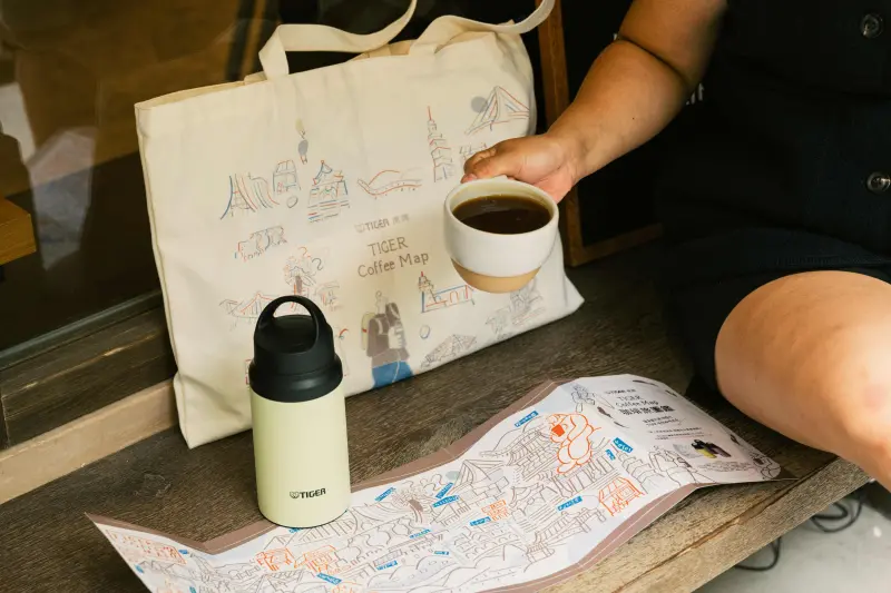 ▲日本虎牌TIGER攜手台灣19家咖啡打造TIGER Coffee map珈琲旅圖鑑，購買MCZ-S040指定保溫瓶，免費喝500元咖啡優惠。摩斯漢堡也有「大杯冰紅茶20元」半價循環杯優惠。（圖／虎牌TIGER提供）