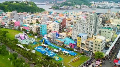 ▲最受大小朋友歡迎的氣墊水樂園,除了巨無霸戲水池及水上步行球,今年還有4座新亮相氣墊戲水設施,刺激又消暑。(圖/高市府觀光局提供) ▲最受大小朋友歡迎的氣墊水樂園,除了巨無霸戲水池及水上步行球,今年還有4座新亮相氣墊戲水設施,刺激又消暑。(圖/高市府觀光局提供)