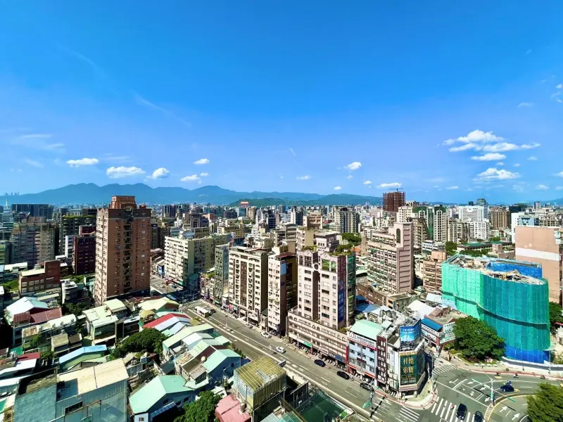 ▲房價居高不下，不少有剛需的自住購屋族群，把目標轉往價格門檻較低的中古屋，根據永慶房屋統計實價登錄發現，台北市屋齡30年以上的住宅交易占比高達55%。（圖／永慶房屋提供）