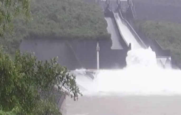 ▲曾文水庫今日的累積雨量已達111.4亳米，有效蓄水率達到100%，目前持續放水洩洪中。（圖／翻攝水利署直播）