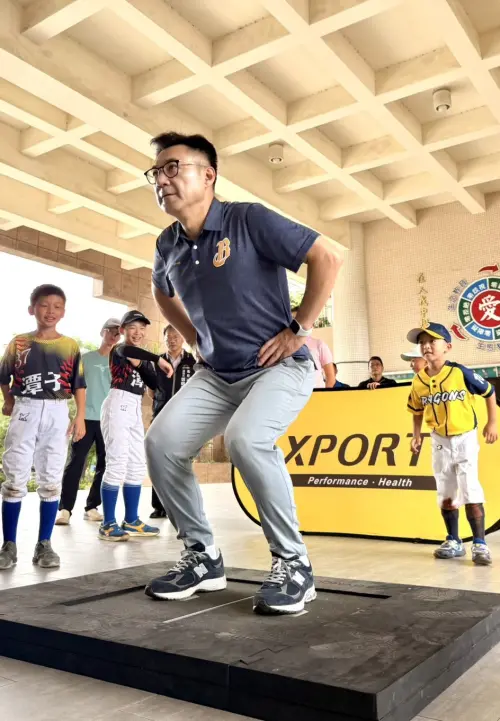 ▲726藍營大勝，江啟臣昨天難得輕鬆，在小球員的監督下蹲低熱身。（圖／江啟臣提供，2025.07.28）